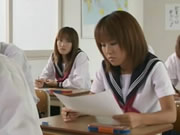日本水手JK服國中少女在課室口爆口服精